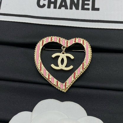CHANEL BROOCH

MASTER ✨💫

75 DHS🇦🇪🇦🇪
 WITH BOX AND PAPER BAG🎁🛍️
Zain89
♥️♥️♥️