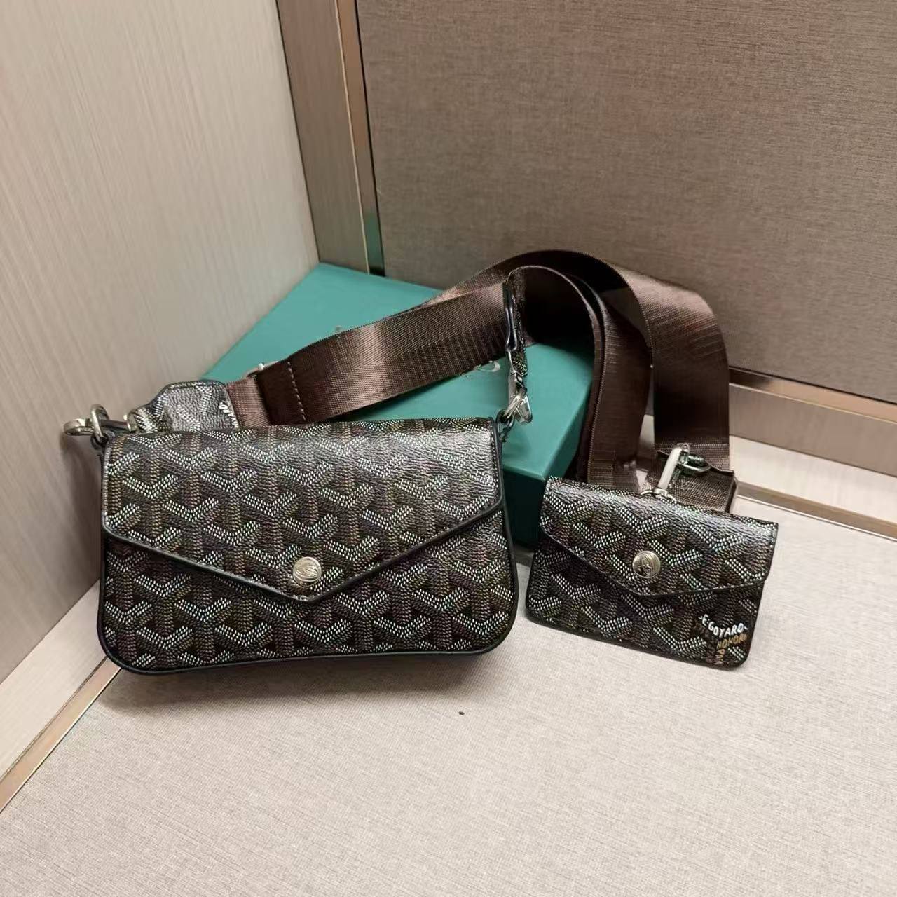 Goyard

With box 🎁🎁🎁

65 dhs🌺

Zain136
♥️♥️♥️
