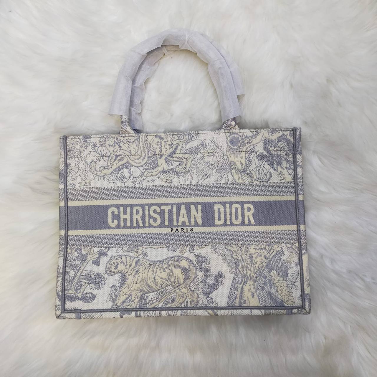 Dior
High quality
135 dhs✅
Size 35cm

Zain235
♥️♥️♥️