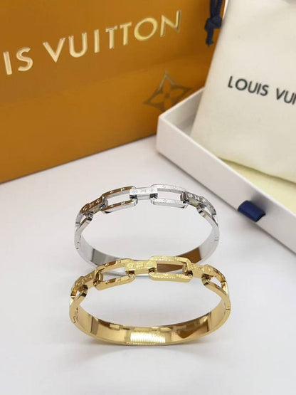 Bangle ❤️‍🔥*
Stainless steel 💯
Non tarnish 💯
With black boxes 🗃️ 
20 dhs🪙🌨️
With normal boxes 📦 
And paper bag🛍️
30 dhs🪙🌨️

Zain216
♥️♥️♥️