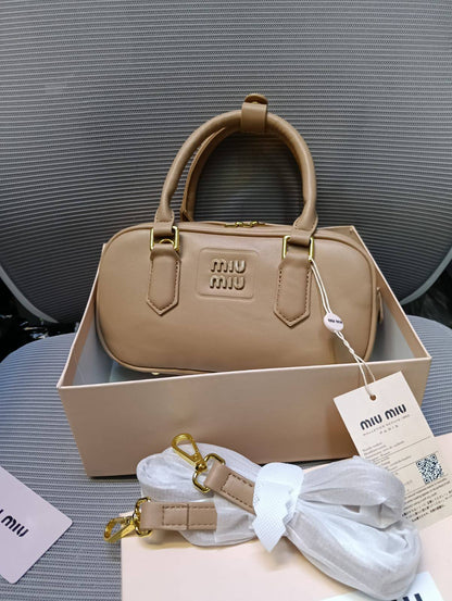 MIU MIU
100 dhs🇦🇪🇦🇪

with box

Zain26
♥️♥️♥️