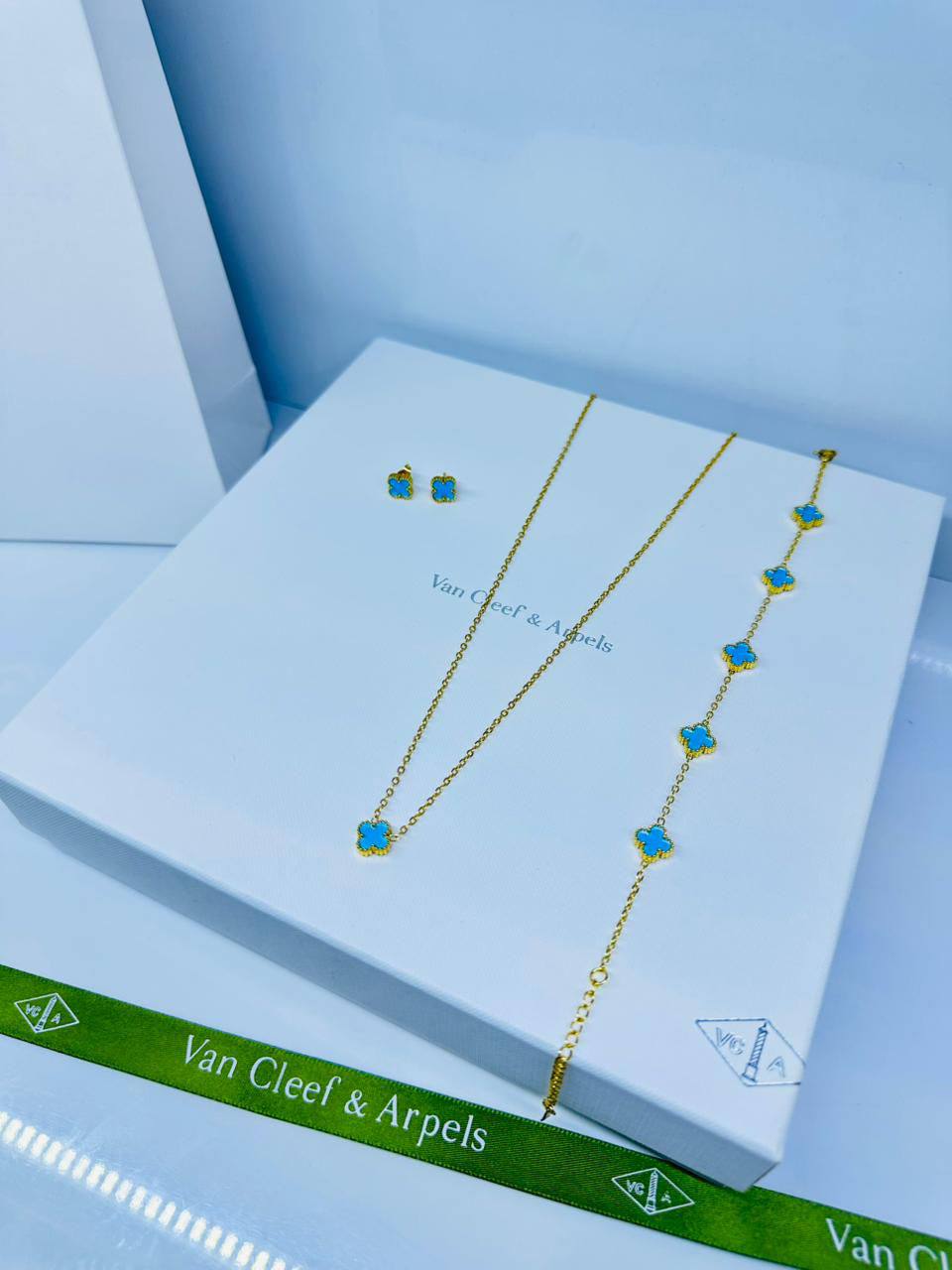 VCA set mini✨
Necklace 
Earrings 
Bracelet 
Stainless non tarnished 

40 dhs🪙🌨️
normal box 📦

Zain48
♥️♥️♥️