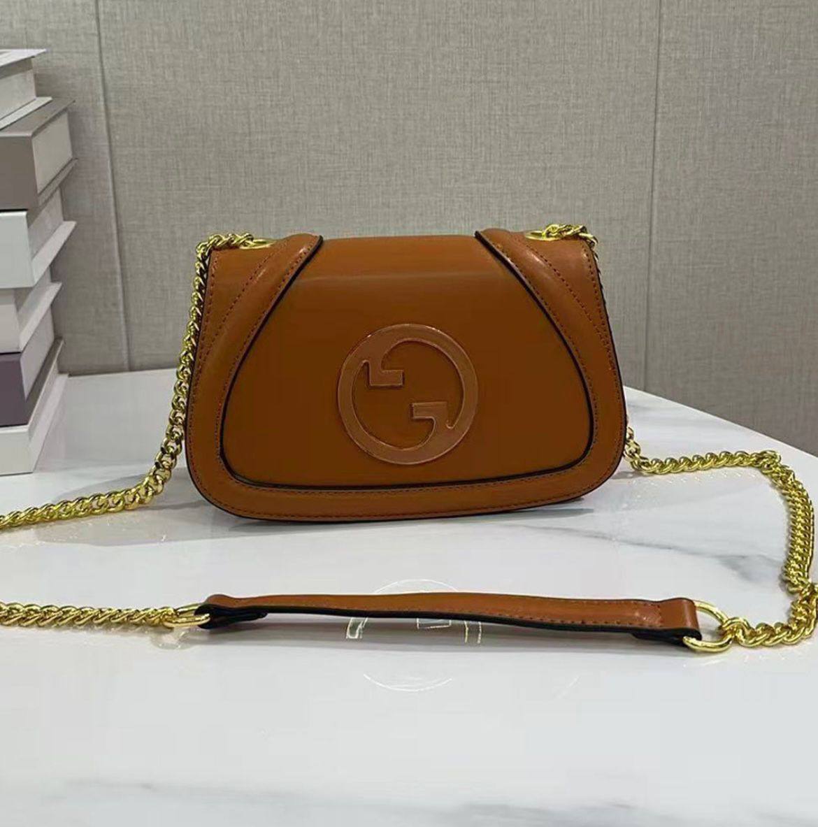Guuci 
Best quality 

with box’s
🎁🎁🎁

110 dhs✅
size 21 CM

Zain290
♥️♥️♥️