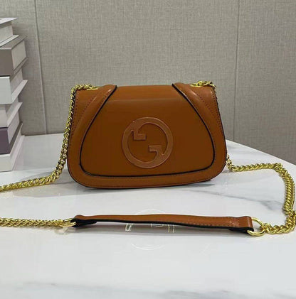 Guuci 
Best quality 

with box’s
🎁🎁🎁

110 dhs✅
size 21 CM

Zain290
♥️♥️♥️