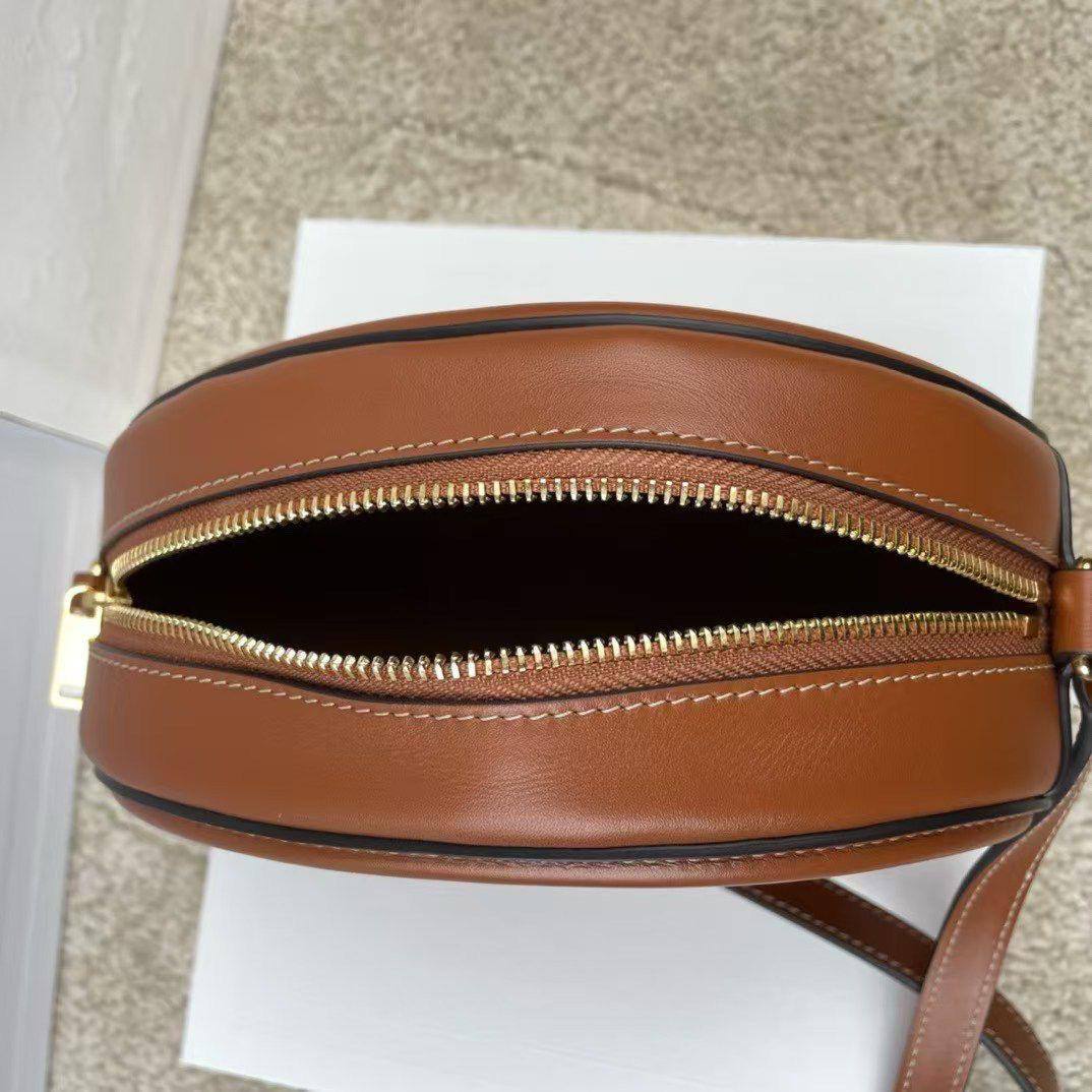 Celine Cuir Triomphe oval crossbody bag🥀

For Price 👇 WhatsApp✅
0568585901 
0507557372
0552275751 Owner Zain 👌

Zain71
♥️♥️♥️