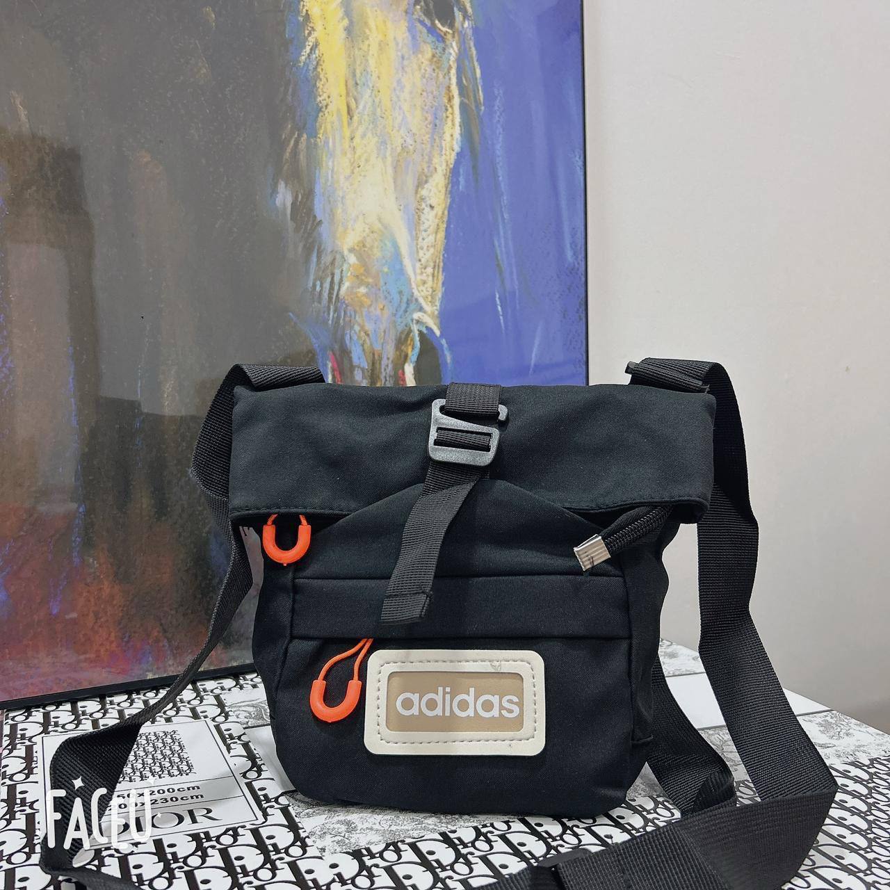 Adidas
22*20 cm
30 dhs🪙💚

Zain17
♥️♥️♥️