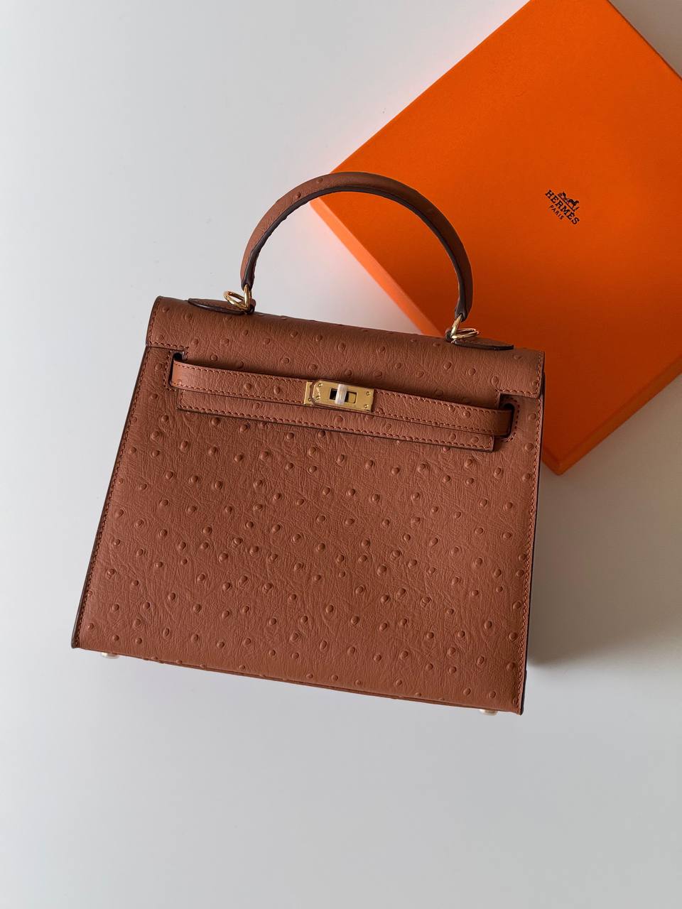 Hermes
 kelly ostrich 25cm💥Master quality ✅with box📦
410 dhs✅

Zain52
♥️♥️♥️
