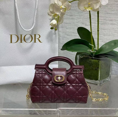 💎  Dior Jolie new
1⃣️ First quality +🎁
Size : 19 * 13.5 cm
115 dhs🪙🌨️
with 🎁

Zain115
♥️♥️♥️