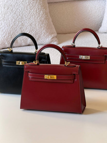 Hermes 
kelly 22cm💕
master quality😍with box❤️
340 dhs❤️💚

Zain52
♥️♥️♥️