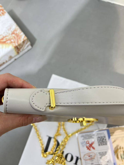 CHRISTIAN DIOR
ᴍᴏɴᴛᴀɪɢɴᴇ ʙᴀɢ
ᴄᴀɴᴠᴀs & ʟᴇᴀᴛʜᴇʀ ᴍᴀᴛᴇʀɪᴀʟ
ᴡɪᴛʜ ᴄʜᴀɪɴ
sɪᴢᴇ : 24 cm
ᴡɪᴛʜ BOX
🎁🎁🎁

65 dhs💚

Zain31
♥️♥️♥️