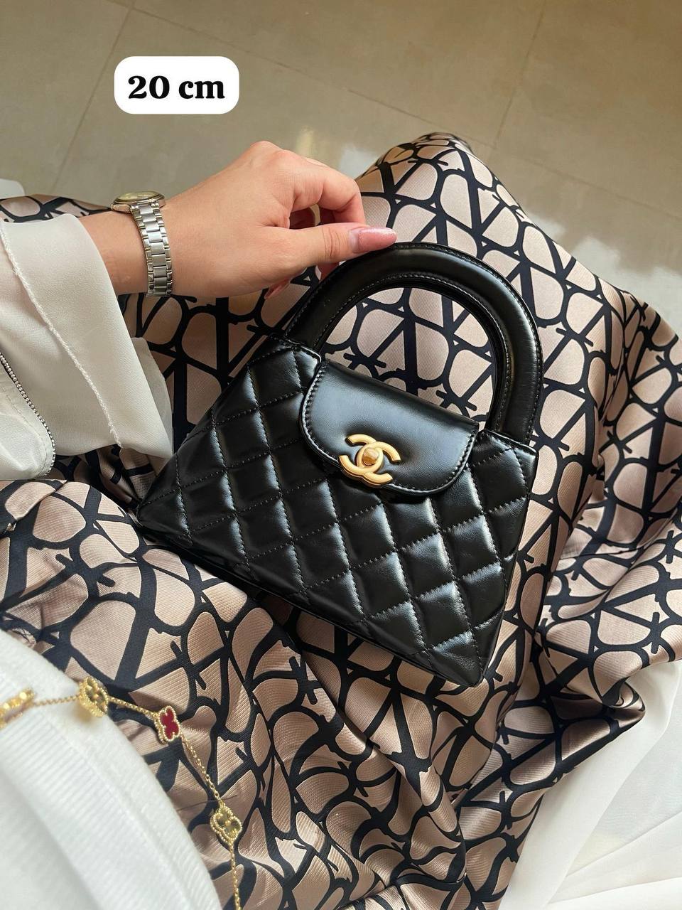 Chanel
20cm 

with box 
🎁🎁🎁

85 dhs🪙💕

Zain219
♥️♥️♥️