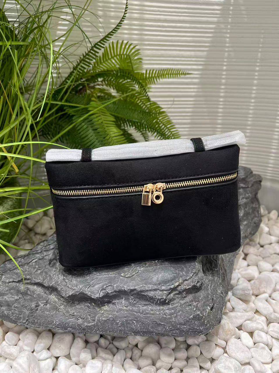 Loro Piana
85 dhs🪙🌨️
size：19cm
Good quality 

with box
🎁🎁🎁

Zain35
♥️♥️♥️