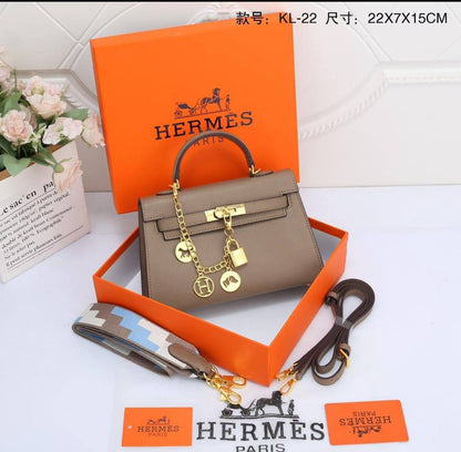 Hermes 
Good Quality 
Double Belt with chain 

With Box 🎁🎁🎁

95 dhs❣️

Zain250
♥️♥️♥️