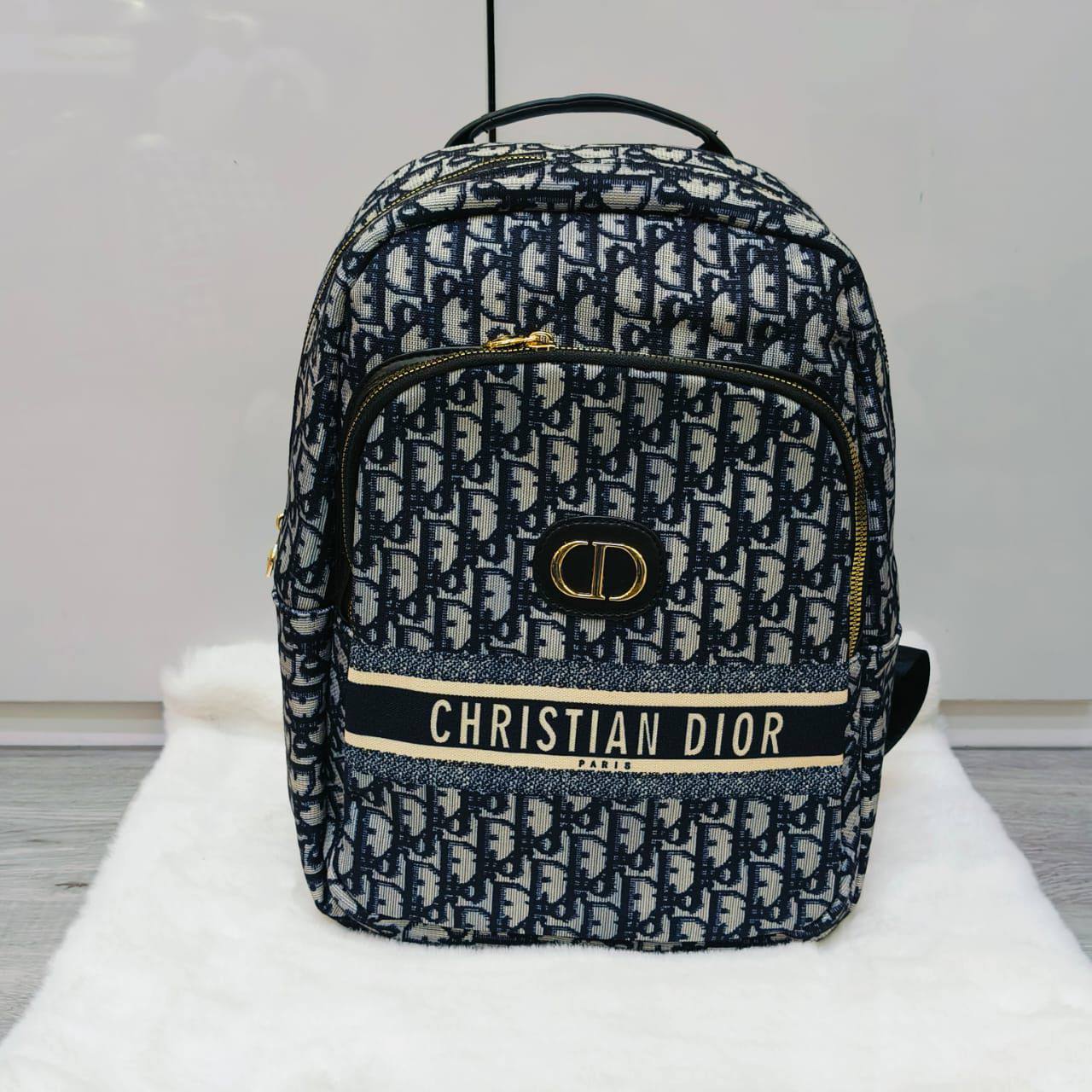 DIOR BACKPACK 
GOOD QUALITY 
55 dhs✅

Zain40
♥️♥️♥️