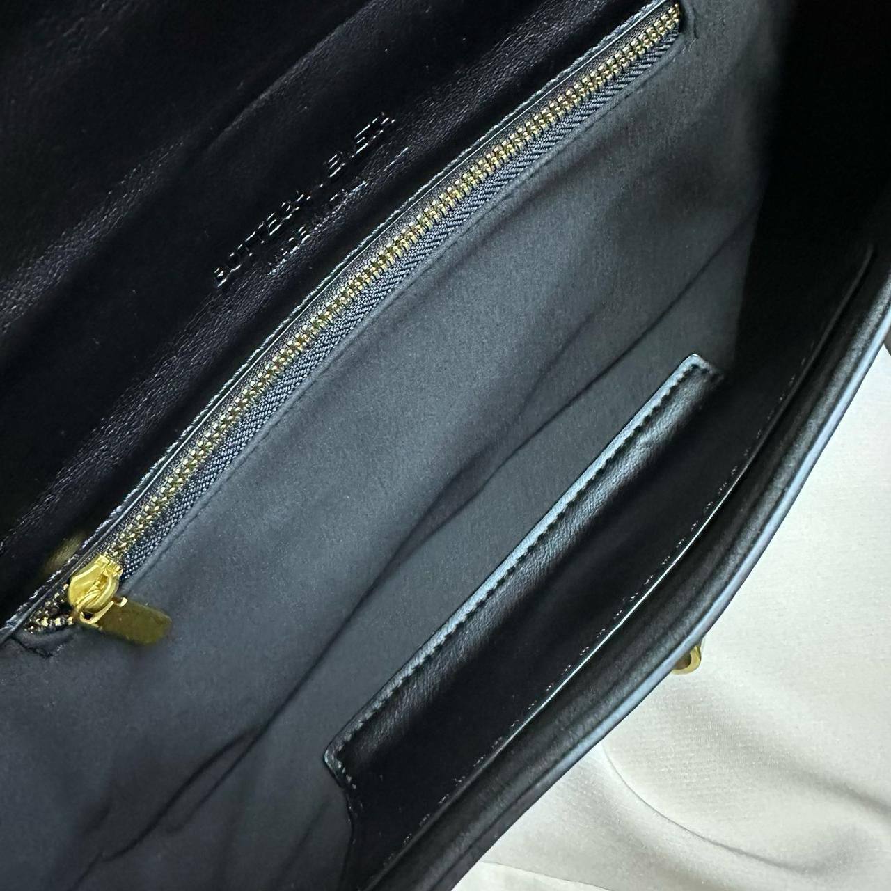 BOTTEGA 

NEW CAME GOOD QUALITY 

WITH BOX 
🎁🎁🎁

100 dhs🇦🇪

Zain39
♥️♥️♥️