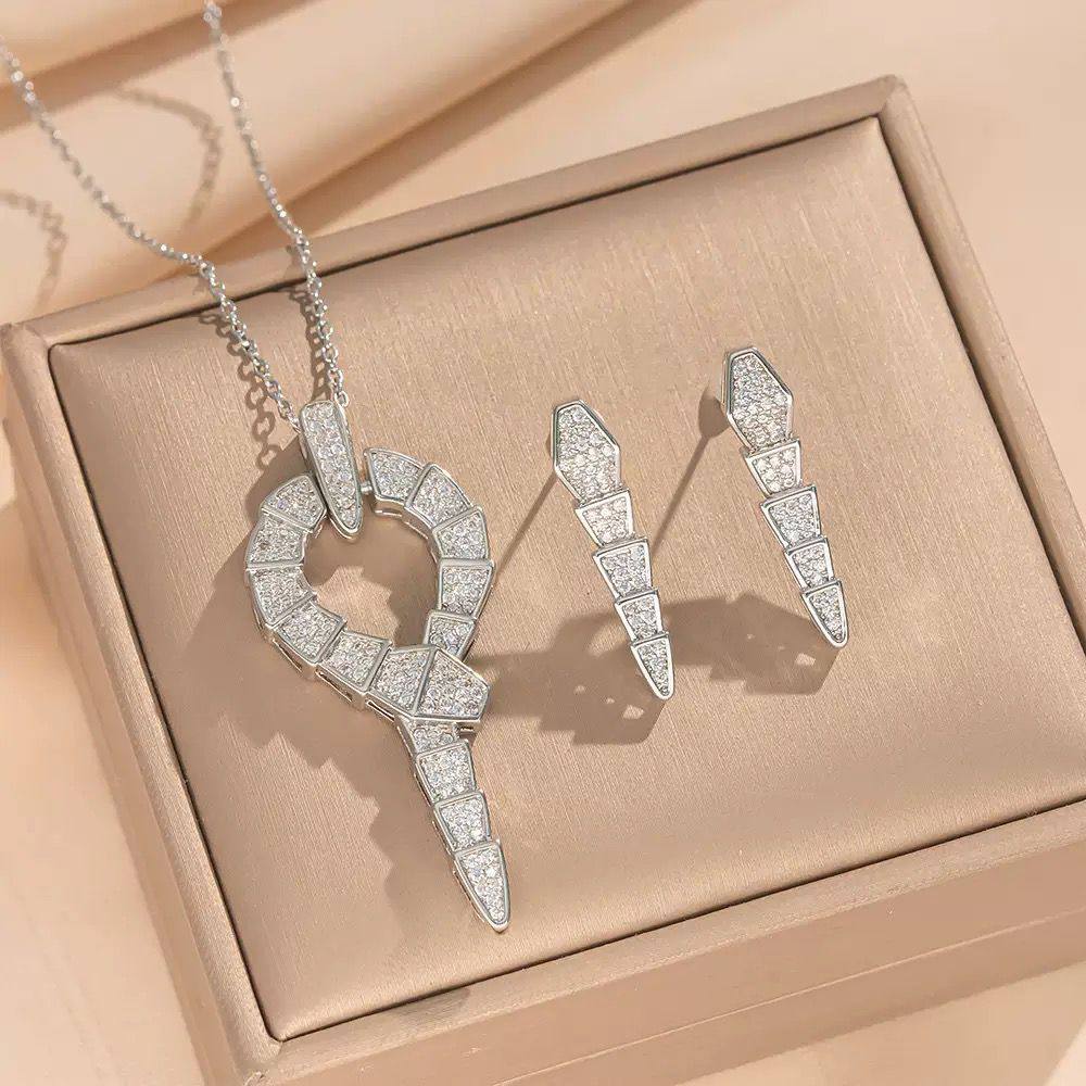 Necklace and earring Set of 2 
Offer price 

40 dhs🪙🌨️

Zain242
♥️♥️♥️