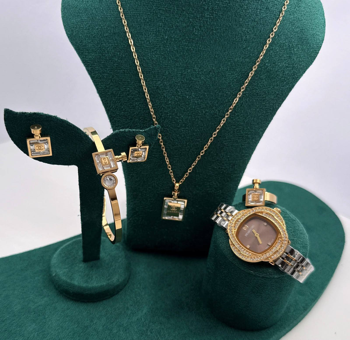 Watches boxes
Chanel
Dior
Gucci
LV

With box 
90 dhs🇦🇪🇦🇪

Zain45 
♥️♥️♥️