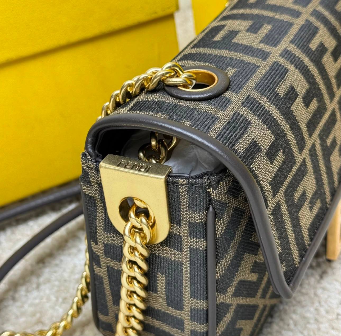 FENDI 
MASTER QUALITY
 WITH BOX 
240 dhs✅

Zain295
♥️♥️♥️