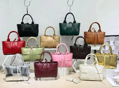 Bottega veneta 

with box 
🎁🎁🎁

90 dhs❤️

Zain177
♥️♥️♥️