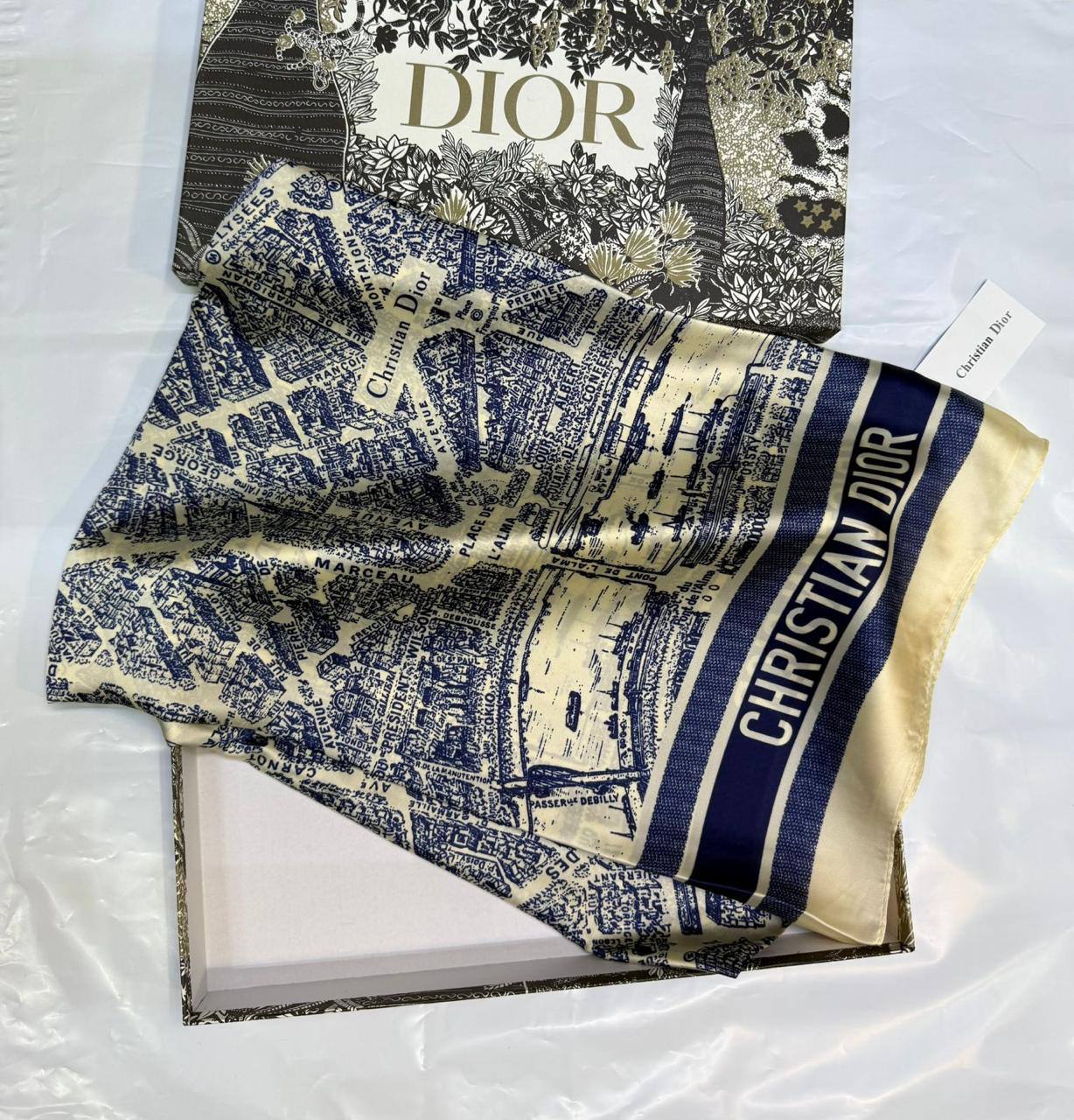 Dior
Silk scarf 
40 dhs✅
55 dhs✅ 

with box
🎁🎁🎁

Zain93
♥️♥️♥️