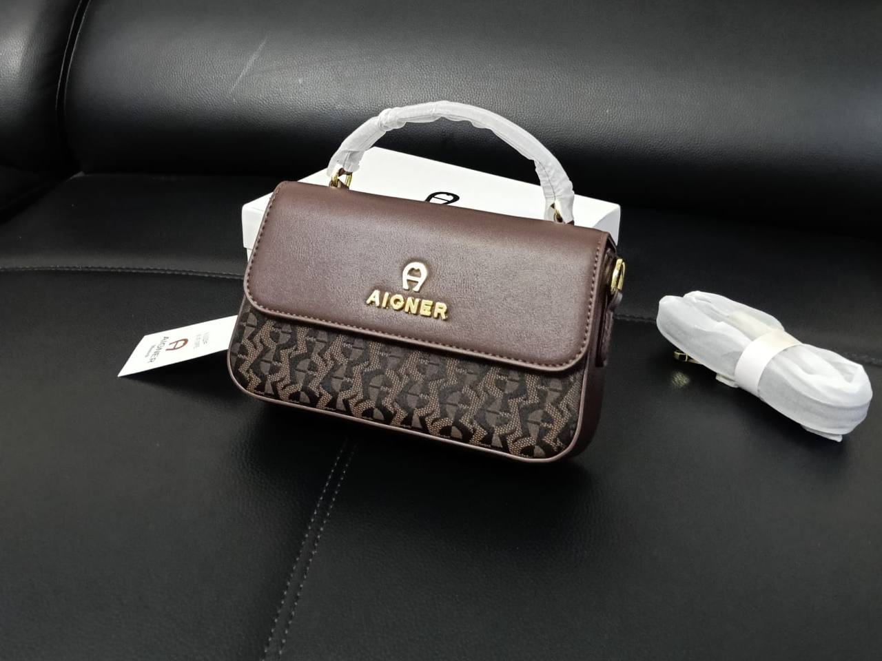 MK
Aigner
90 dhs🇦🇪🇦🇪
size 20cm
with box

Zain26
♥️♥️♥️
