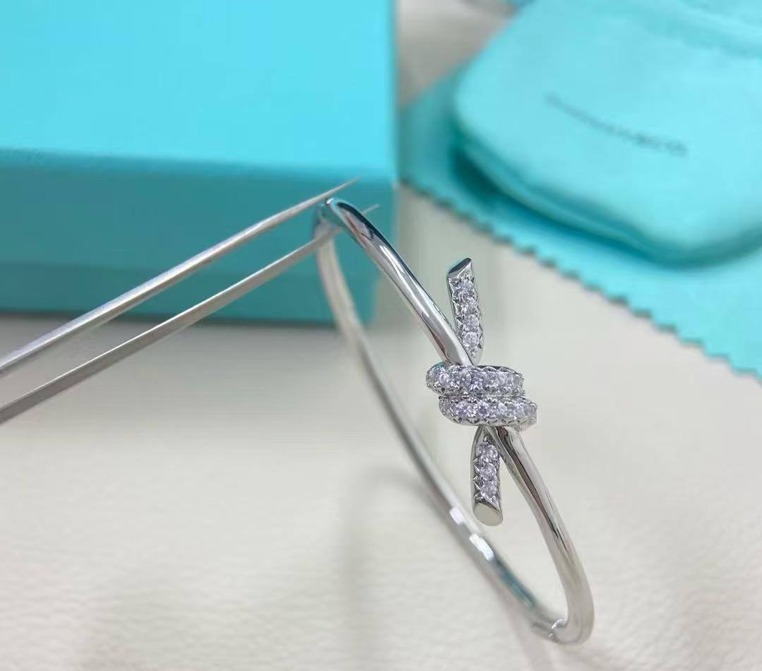 Tiffany Bangle* ⚡️
Master quality 

60 dhs🪙🌨️

normal box 📦

Zain48
♥️♥️♥️
