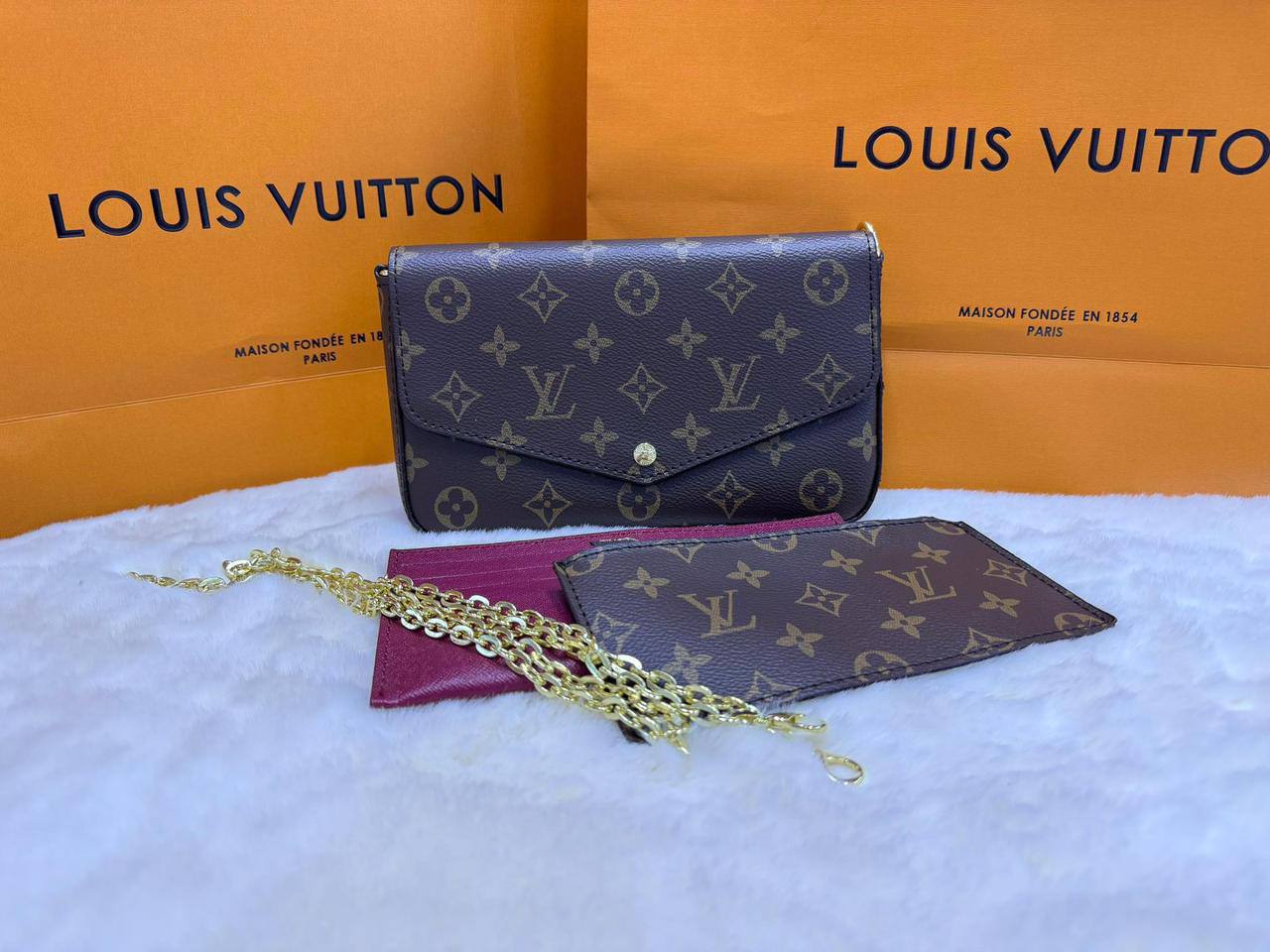 LV
ᴘᴏᴄʜᴇᴛᴛᴇ ғᴇʟɪᴄɪᴇ
ɢᴏʟᴅ ʜᴀʀᴅᴡᴀʀᴇ
ᴡɪᴛʜʙᴏx
🎁🎁🎁

ʟᴇᴀᴛʜᴇʀ/ɢᴀᴍᴏsᴀ
sɪᴢᴇ:21ᴄᴍ
75 dhs🌺

Zain56
♥️♥️♥️
