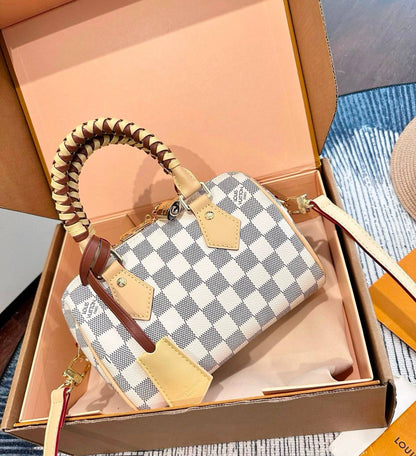 LV
 SPEEDY NEW DESIGN MASTER QUALITY 
WITH BOX 
240 dhs✅
20CM

Zain295
♥️♥️♥️