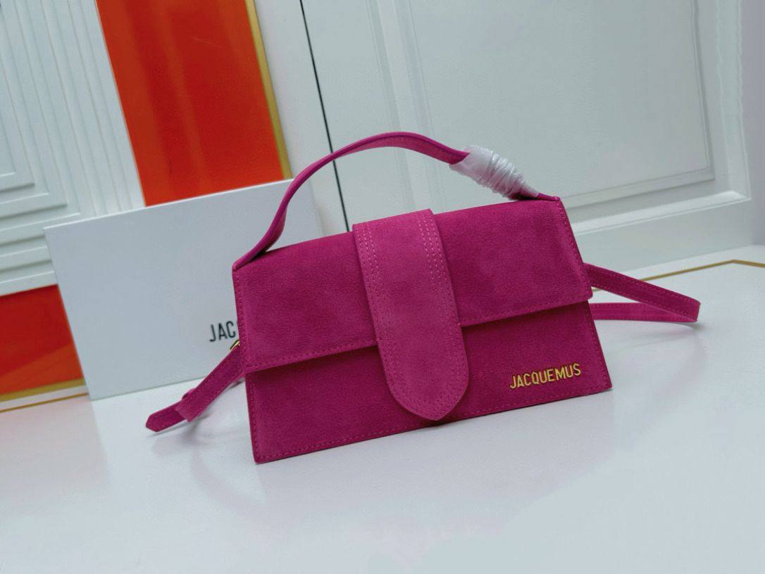 JACQUEMUS 
BIG SIZE NEW CAME GOOD QUALITY 

WITH BOX 🎁🎁🎁

110 dhs💓
SIZE: 24CM

Zain39
♥️♥️♥️