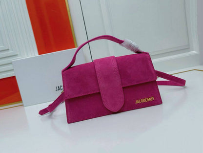 JACQUEMUS 
BIG SIZE NEW CAME GOOD QUALITY 

WITH BOX 🎁🎁🎁

110 dhs💓
SIZE: 24CM

Zain39
♥️♥️♥️