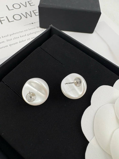 CHANEL 
Earring 🦋
Master quality 💯
With normal boxes 🗃️ 
55 dhs🇦🇪🇦🇪

With master box 📦 
70 dhs🇦🇪🇦🇪

Zain216
♥️♥️♥️
