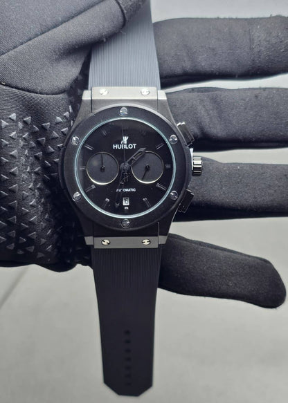 Hublot Men
*Chronograph working*
90 dhs🪙💕

Zain29
♥️♥️♥️