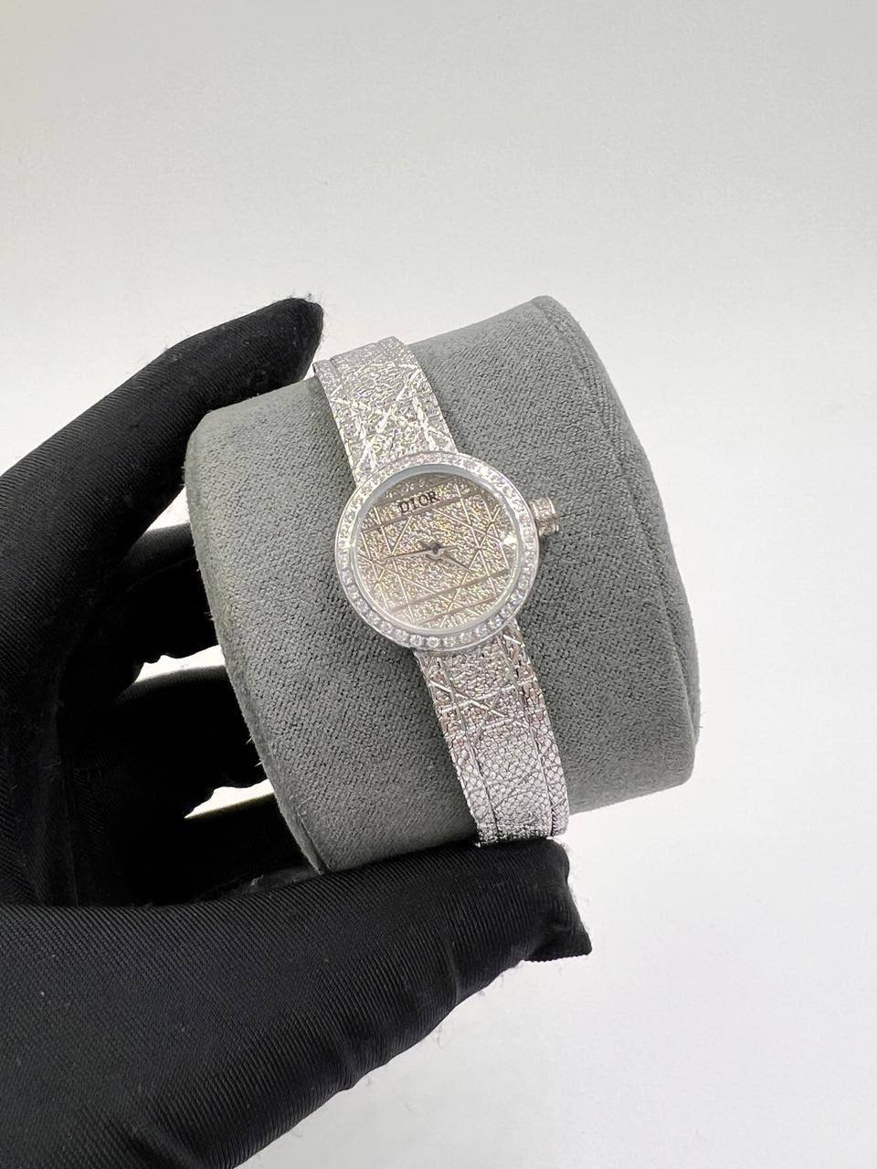Dior

with box 
280 dhs🇦🇪🇦🇪

19mm

Zain85
♥️♥️♥️
