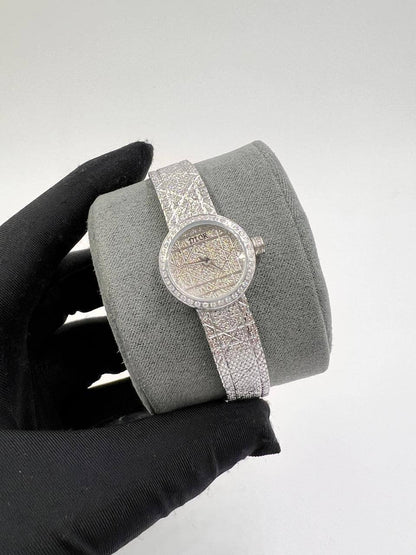 Dior

with box 
280 dhs🇦🇪🇦🇪

19mm

Zain85
♥️♥️♥️