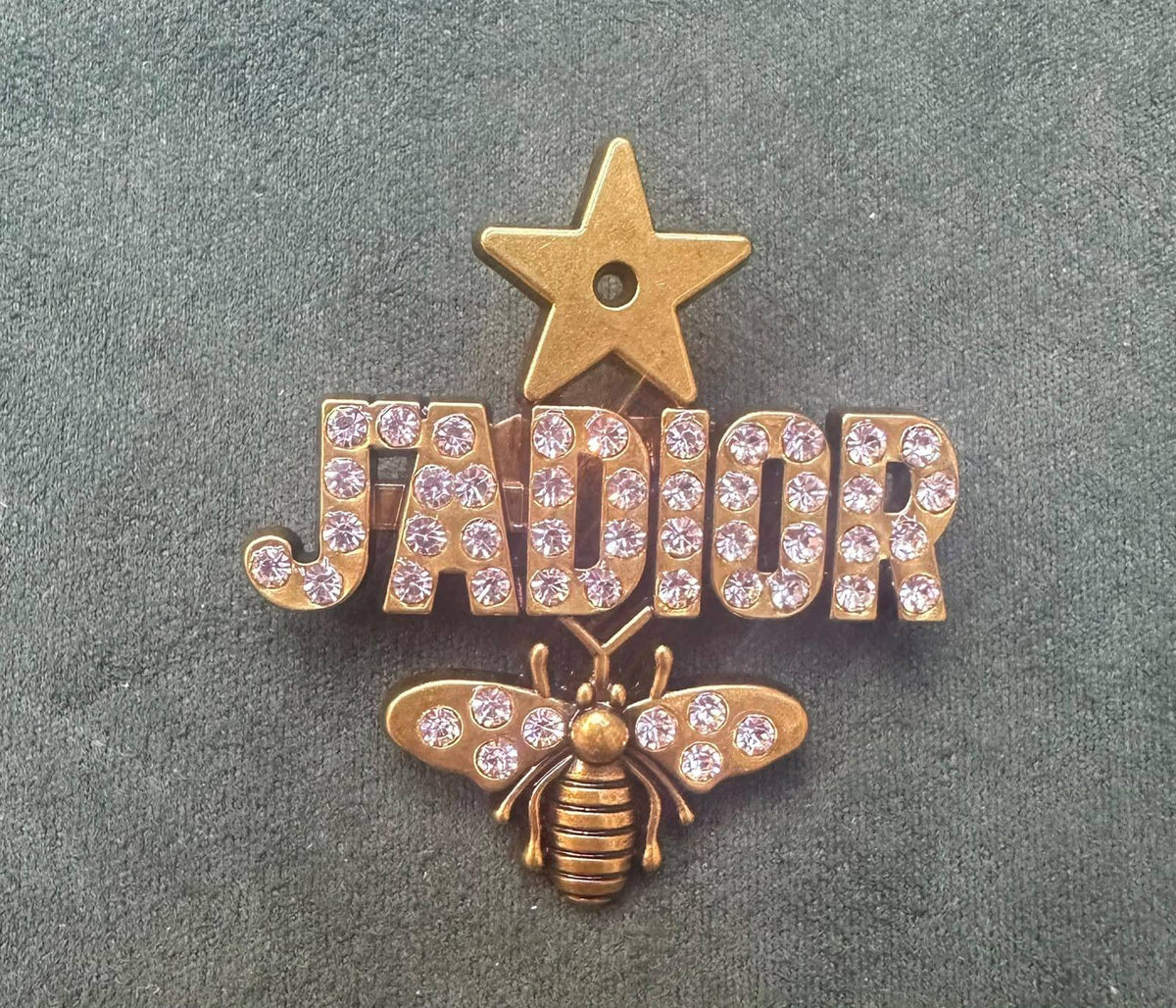 New arrival branded brooches 
30 dhs✅✅
35 dhs✅✅ with box 

Zain243
♥️♥️♥️