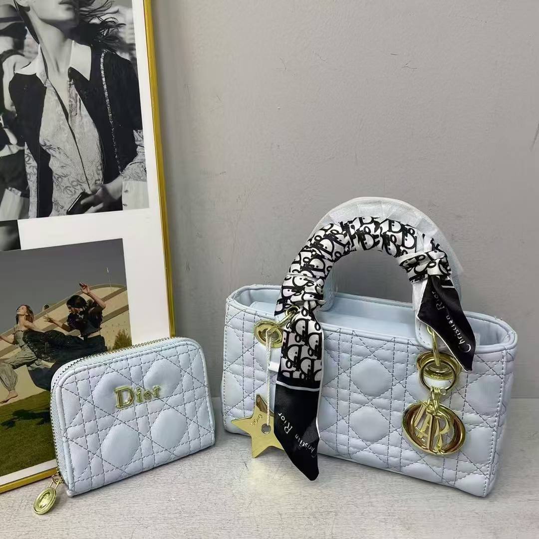 Dior
75 dhs💓

Zain232
♥️♥️♥️