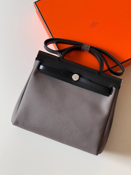 Hermes

Herbag 31cm💕master quality
😍with box❤️
🎁🎁🎁

590 dhs❤️

Zain52
♥️♥️♥️