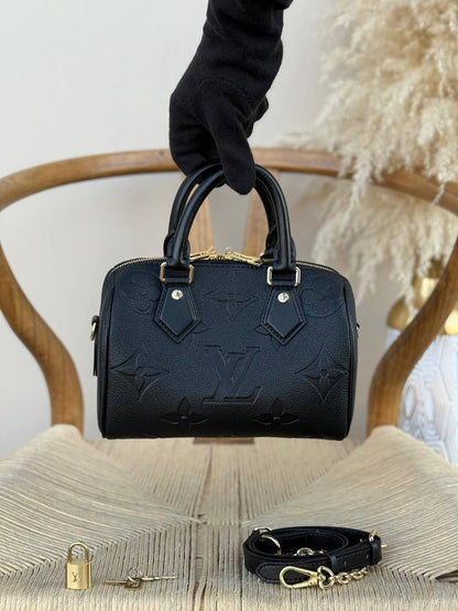 LV

20cm
350 dhs💓

Top quality 
With box🎁

Zain167
♥️♥️♥️