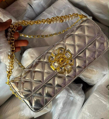 Chanel

130 dhs

High-quality 

With magnetic box

Zain35 
Zain26
♥️♥️♥️