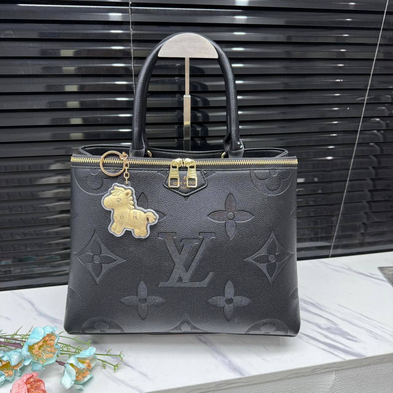 LV

size  34×21×13cm

95 dhs❣️
 
Zain04
♥️♥️♥️