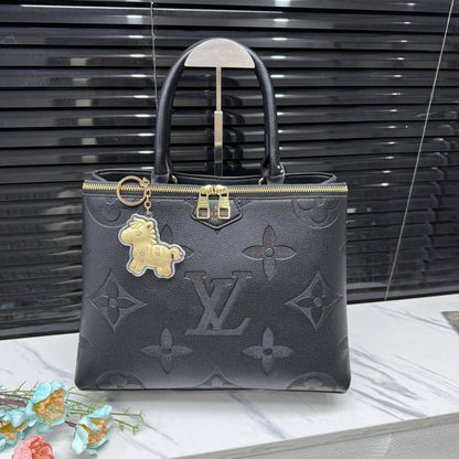 LV

size  34×21×13cm

95 dhs❣️
 
Zain04
♥️♥️♥️