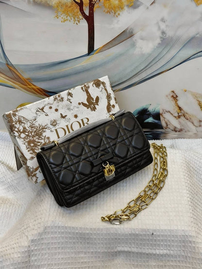 Dior

Best quality 
with box

110 dhs🇦🇪🇦🇪

size 21CM
Zain290
♥️♥️♥️