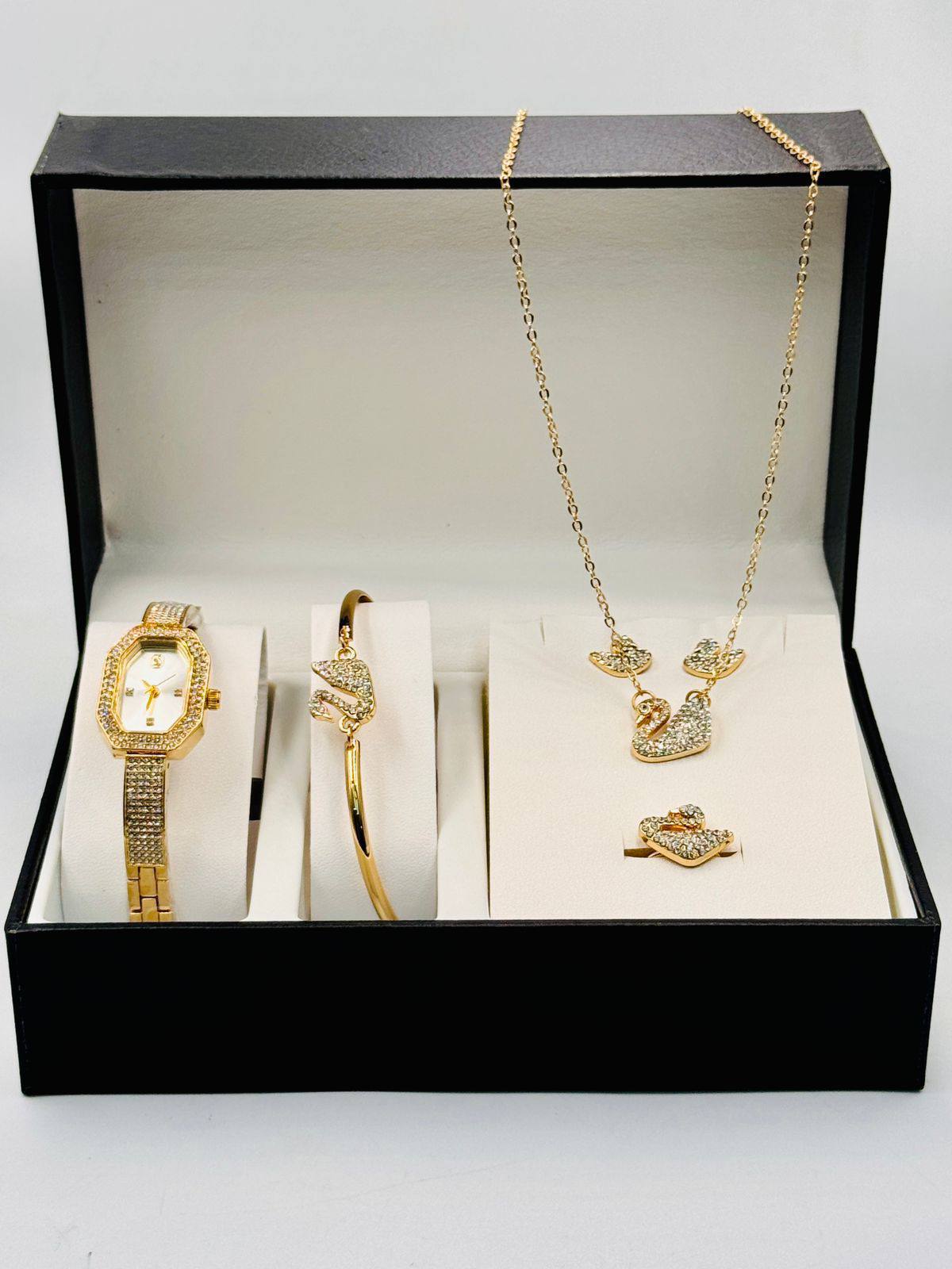 Ladies watch set 

with box 
🎁🎁🎁

90 dhs❣️

Zain08
♥️♥️♥️