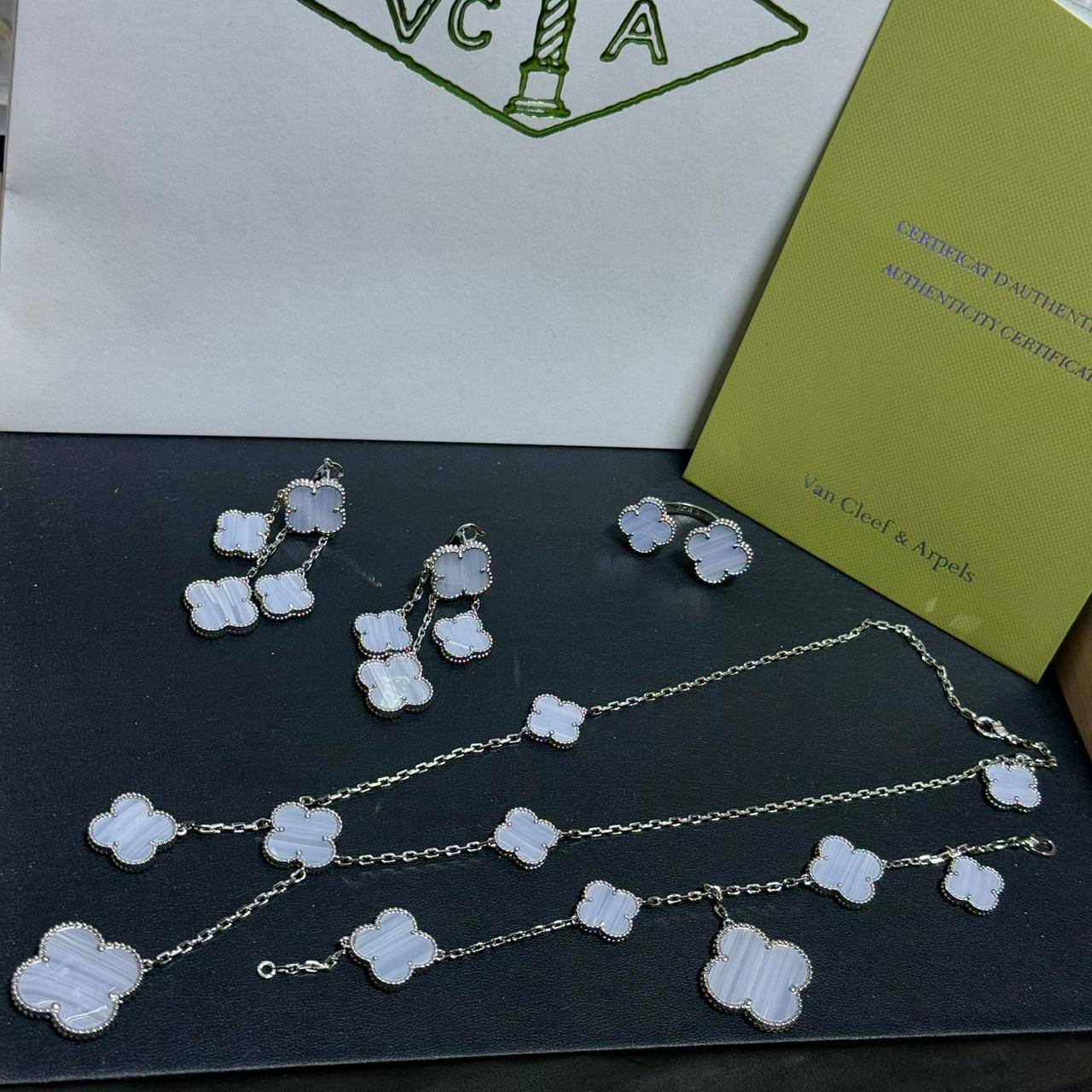 VCA SET ❤️‍🔥*
Necklace 🦋
Earring🌸
Ring 💍 free size 
Bracelet ✨
Master quality 💯
With normal boxes 🗃️ 
240 dhs🪙🌨️
With master box 📦 
290 dhs🪙🌨️

Zain216
♥️♥️♥️