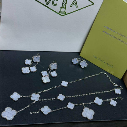 VCA SET ❤️‍🔥*
Necklace 🦋
Earring🌸
Ring 💍 free size 
Bracelet ✨
Master quality 💯
With normal boxes 🗃️ 
240 dhs🪙🌨️
With master box 📦 
290 dhs🪙🌨️

Zain216
♥️♥️♥️