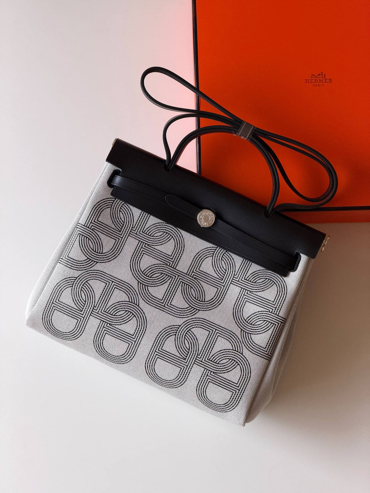 Hermes
Super AAA + Quality 💯

 With original packing🎁🎁
 SIZE:36and42
 Available now 

630 dhs🇦🇪🇦🇪

Zain52
♥️♥️♥️