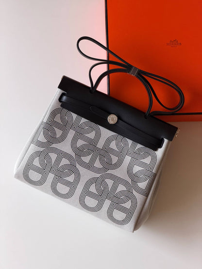 Hermes
Super AAA + Quality 💯

 With original packing🎁🎁
 SIZE:36and42
 Available now 

630 dhs🇦🇪🇦🇪

Zain52
♥️♥️♥️