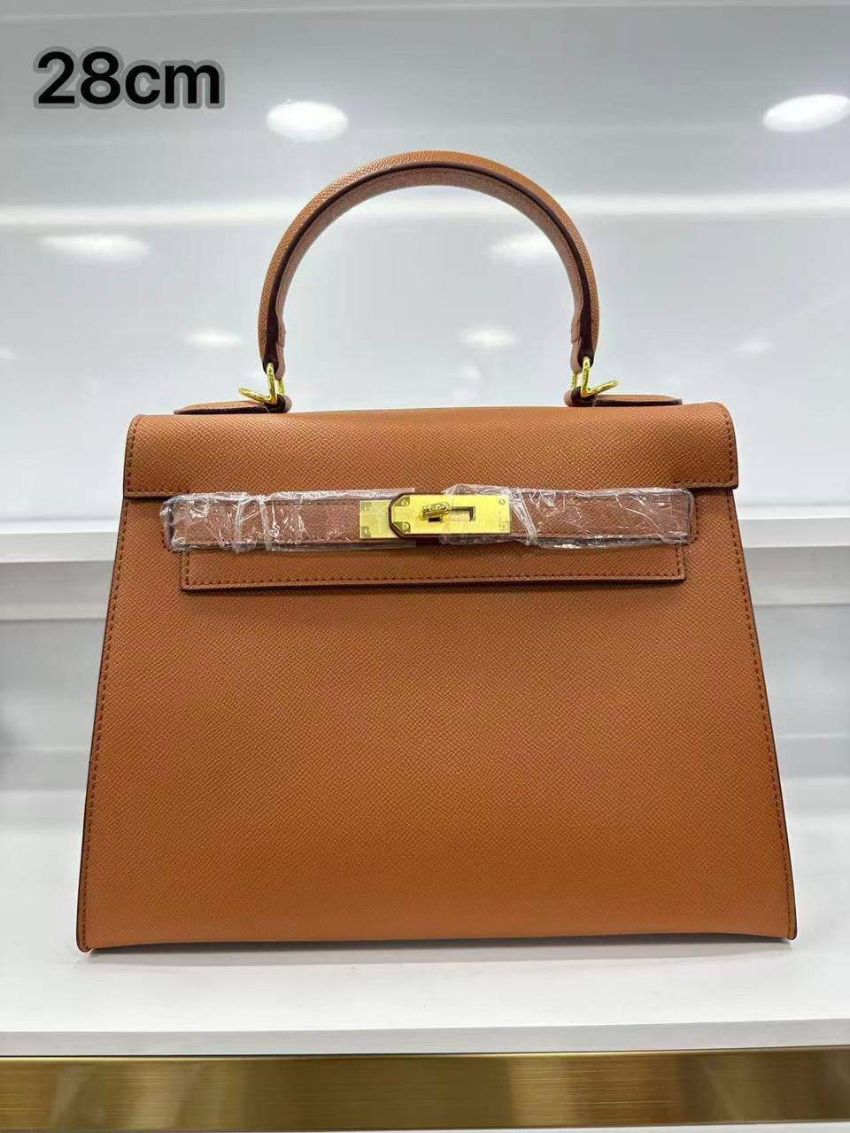 Hermes 
 28 cm 
good quality 
105 dhs❣️

Zain278
♥️♥️♥️