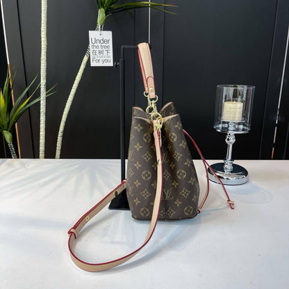 LV
22*22*14cm
75 dhs🇦🇪🇦🇪

Zain17
♥️♥️♥️