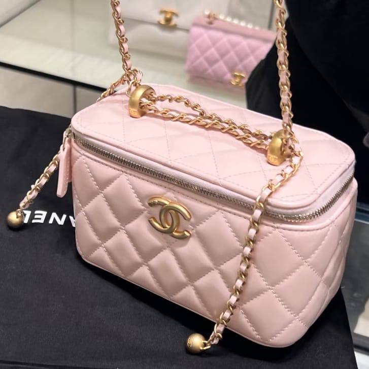 Chanel

High quality

With box 

100 DHS🇦🇪🇦🇪🇦🇪

Zain50
♥️♥️♥️
